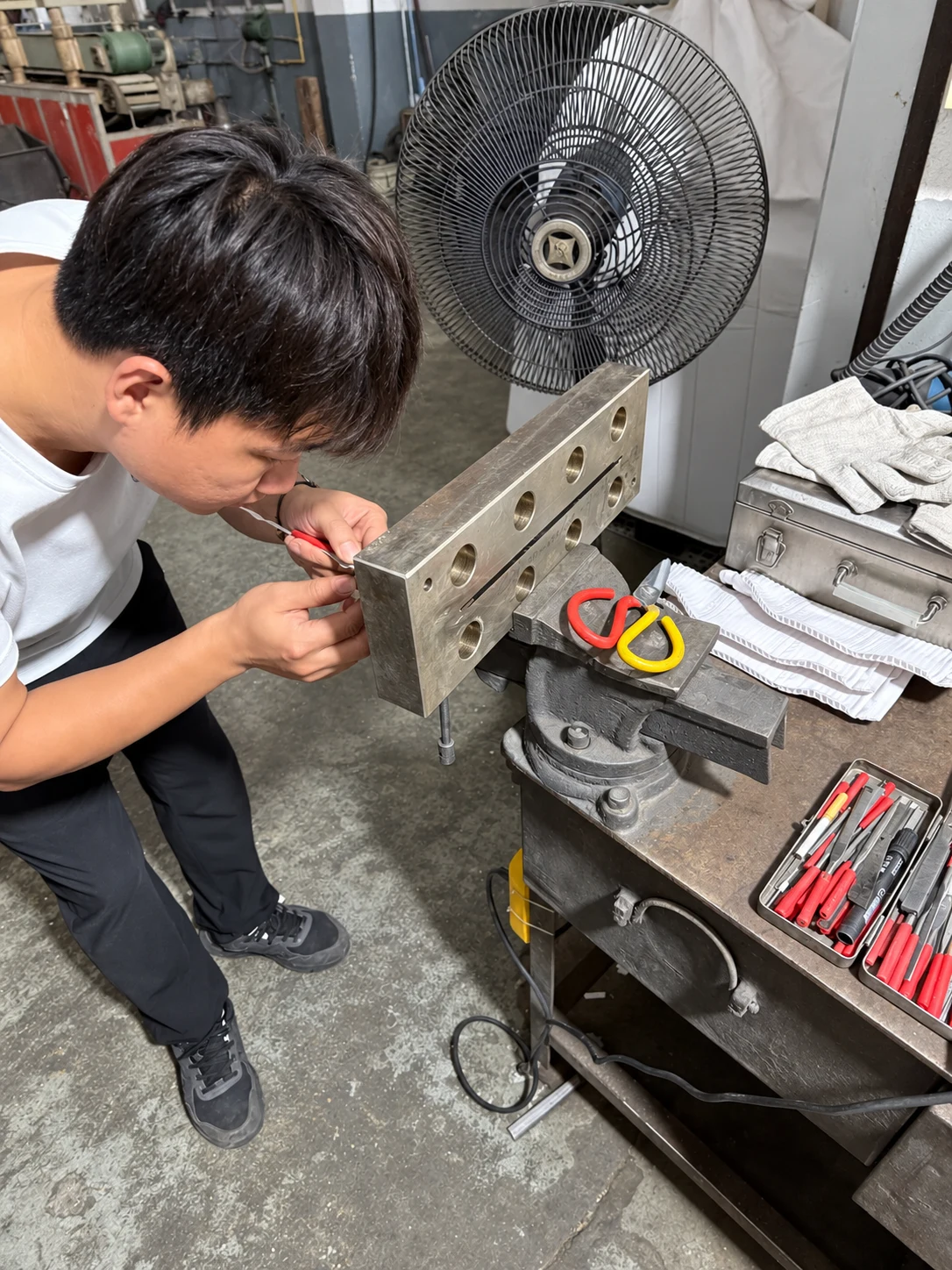 Manual mould finishing